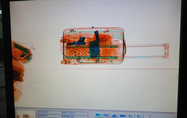 行李箱正在过x光安检机的成像