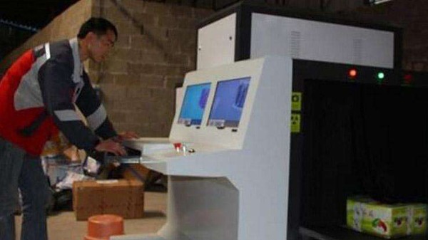 安检机正在过包检测