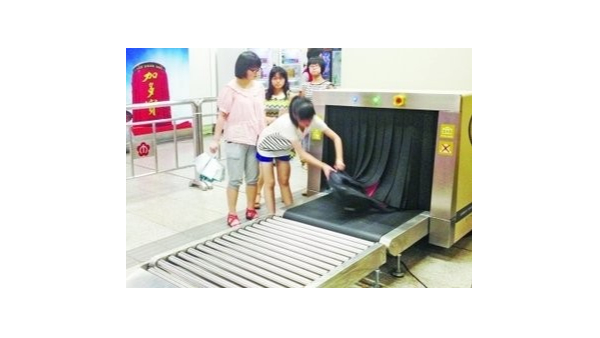 X光安检机上装铅帘是为了防止x射线外泄